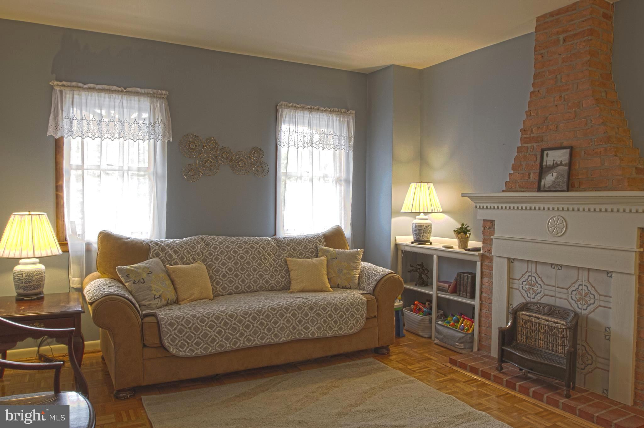 4616 Schenley Road Baltimore, MD 21210 - Photo 5 of 30 Living Room