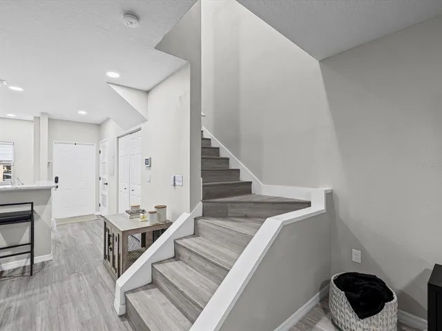 a view of entryway and kitchen