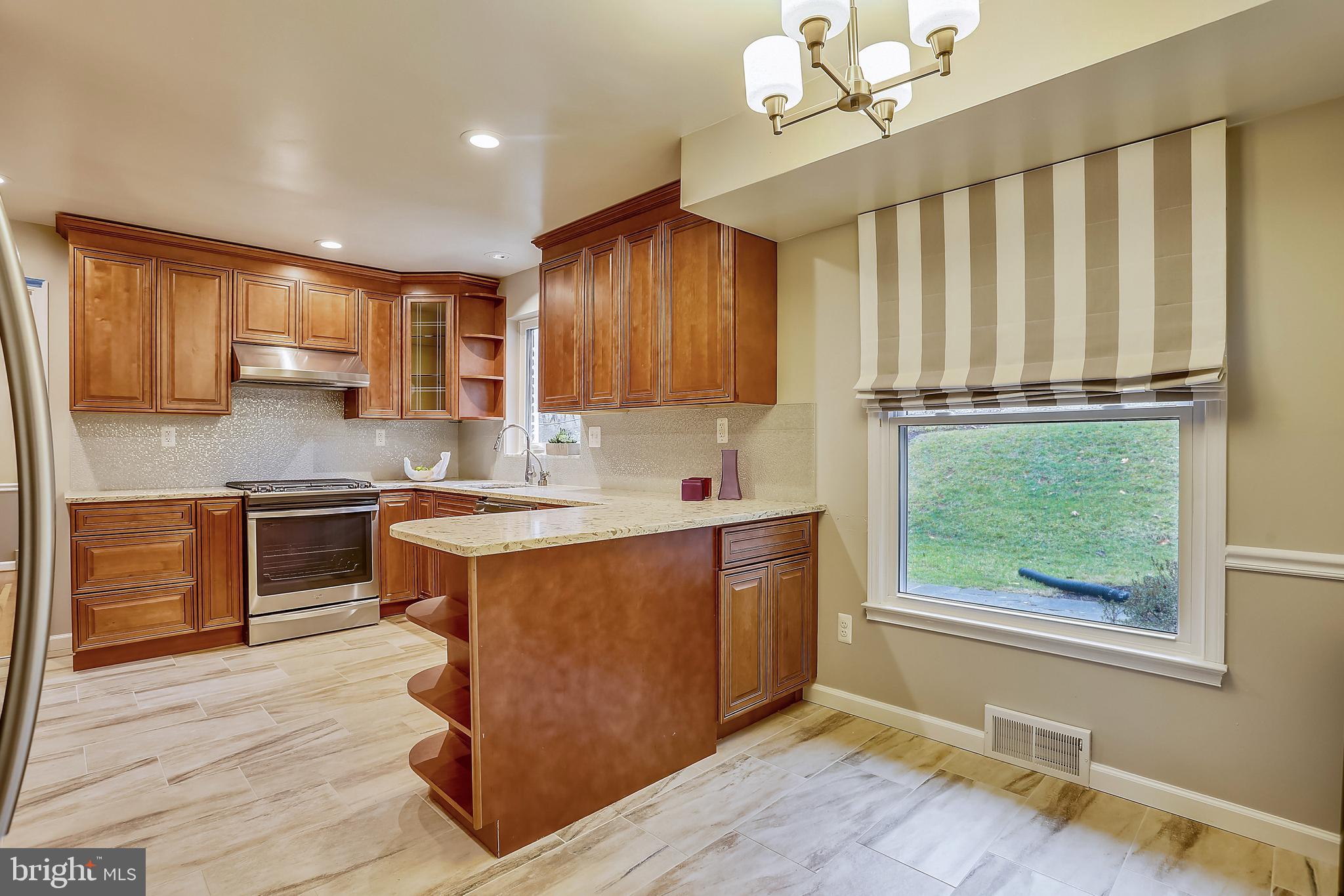 11014 Gainsborough Road Potomac, MD 20854 - Photo 9 of 51 Gallery Image 9