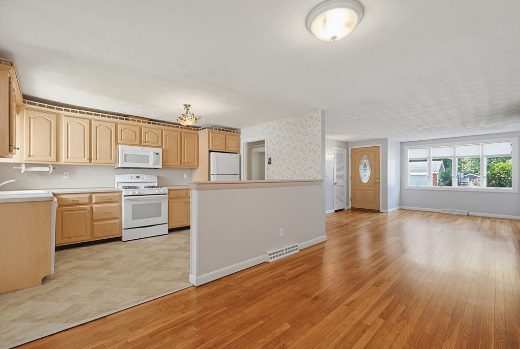 17 West Vanston Road Stoughton, MA 02072 - Photo 8 of 26