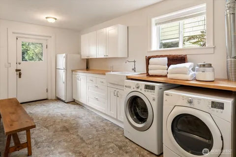 $1,299,999 | 5701 30th Avenue Northeast, Seattle, WA 98105