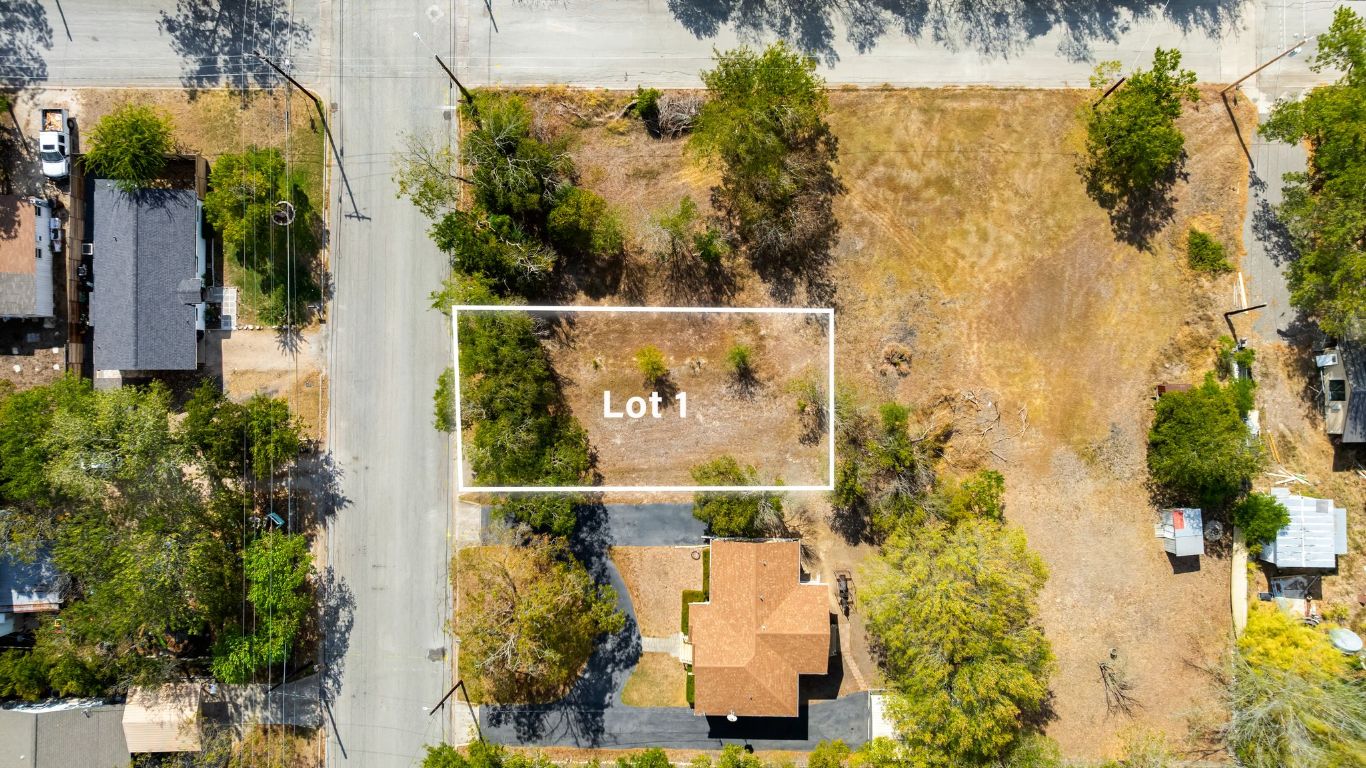 905 North Blanco Street Lockhart, TX 78644 - Photo 2 of 6 a view of a garden