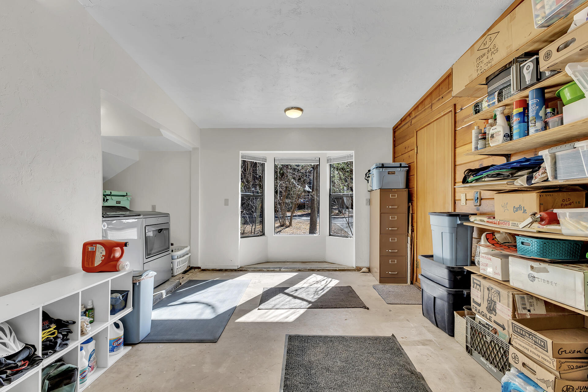 53340 Idyllbrook Drive Idyllwild, CA 92549 - Photo 37 of 68 a living room with a couch and a book shelf