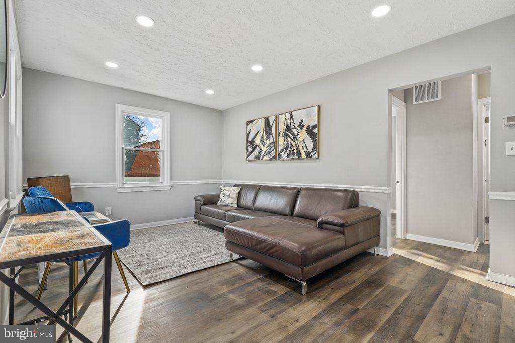 10146 Sutherland Road Silver Spring, MD 20901 - Photo 4 of 39 Cozy living room