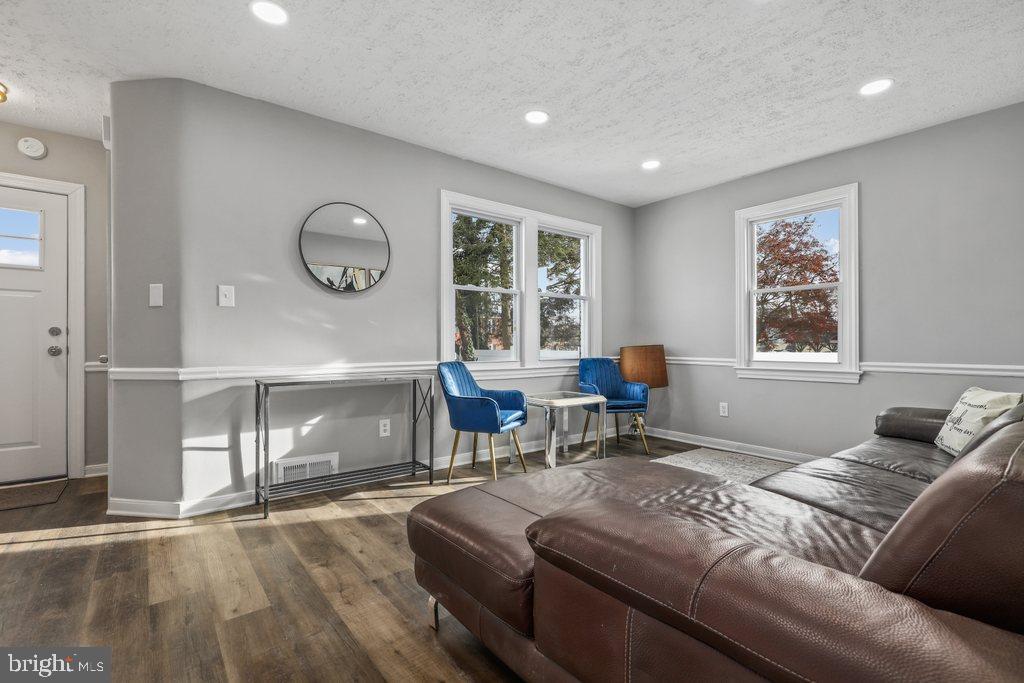 10146 Sutherland Road Silver Spring, MD 20901 - Photo 5 of 39 LOT of sunlight!