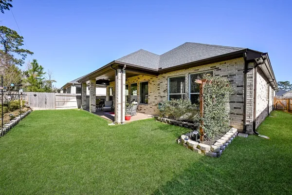 a view of a house with backyard