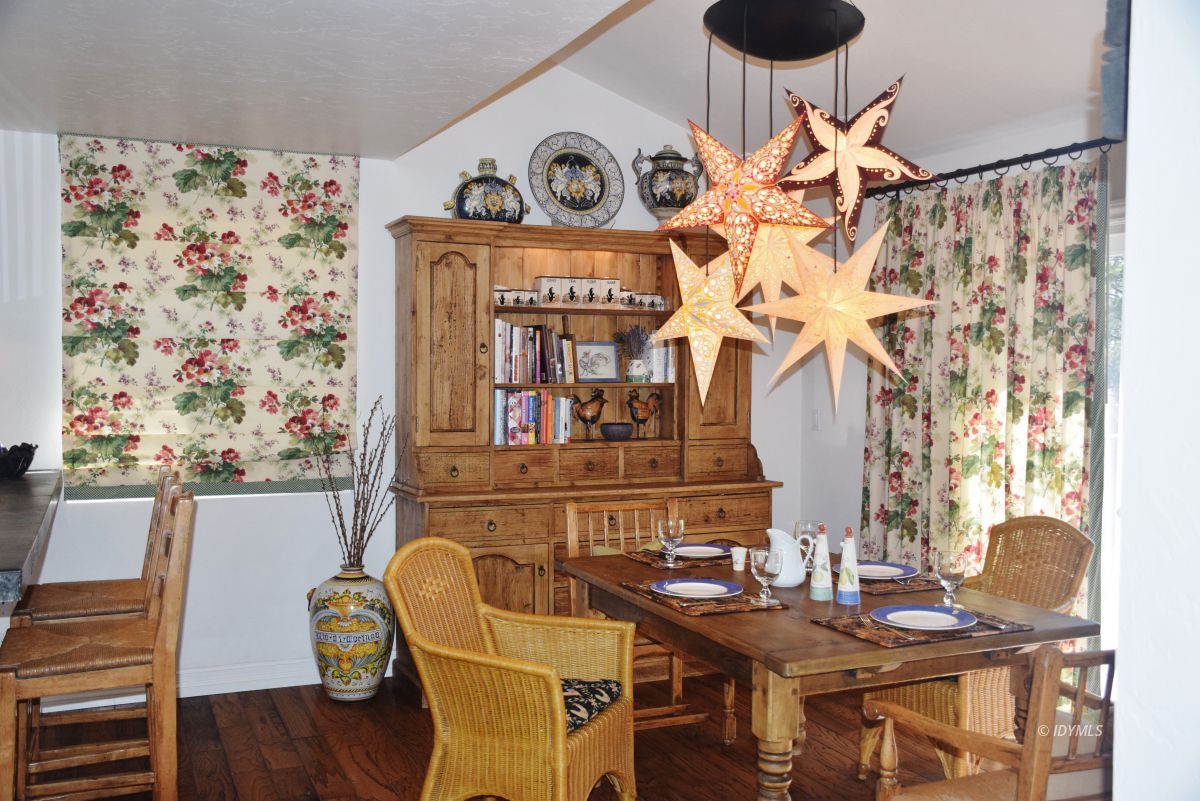 25470 Rimrock Road Idyllwild, CA 92549 - Photo 19 of 37 COZY DINING AREA