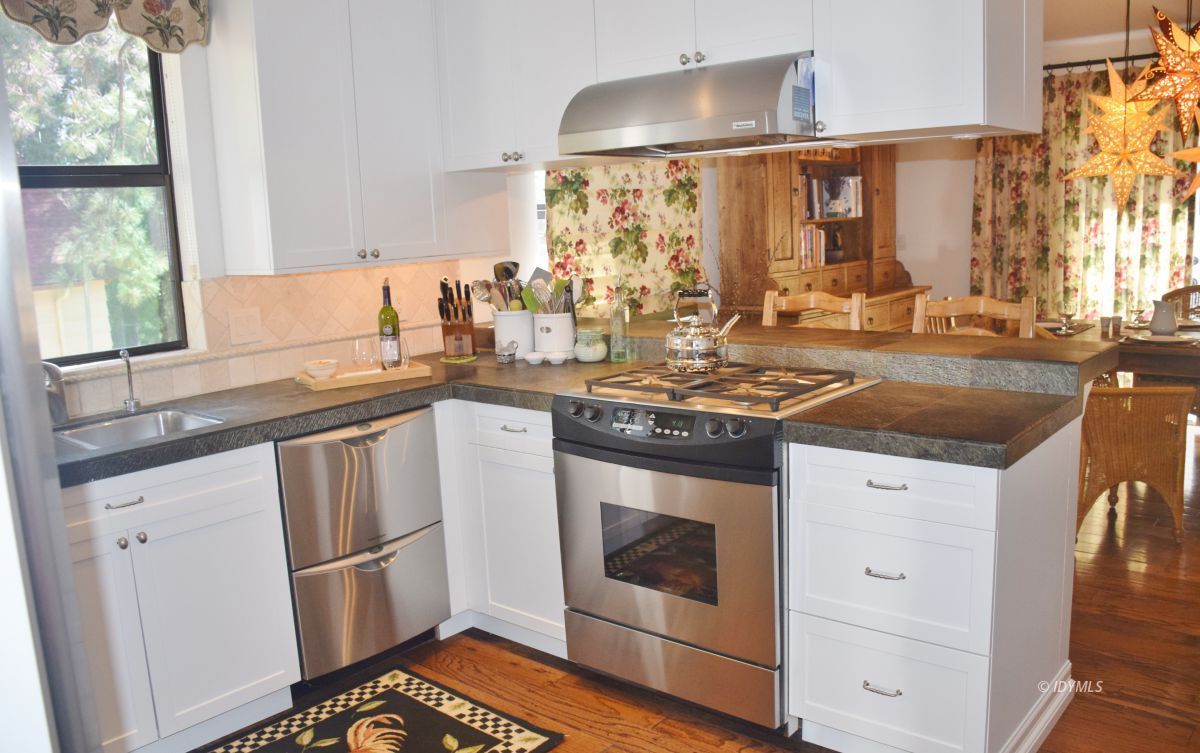 25470 Rimrock Road Idyllwild, CA 92549 - Photo 22 of 37 KITCHEN OPEN TO DINING AREA