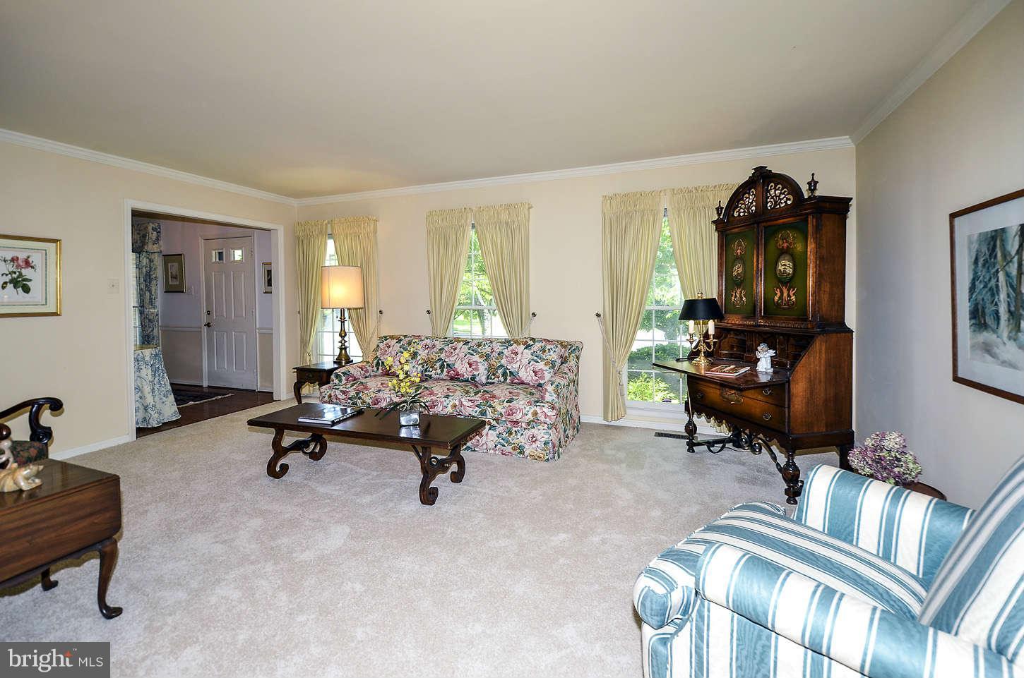 13814 Wagon Way Silver Spring, MD 20906 - Photo 5 of 20 Living Room