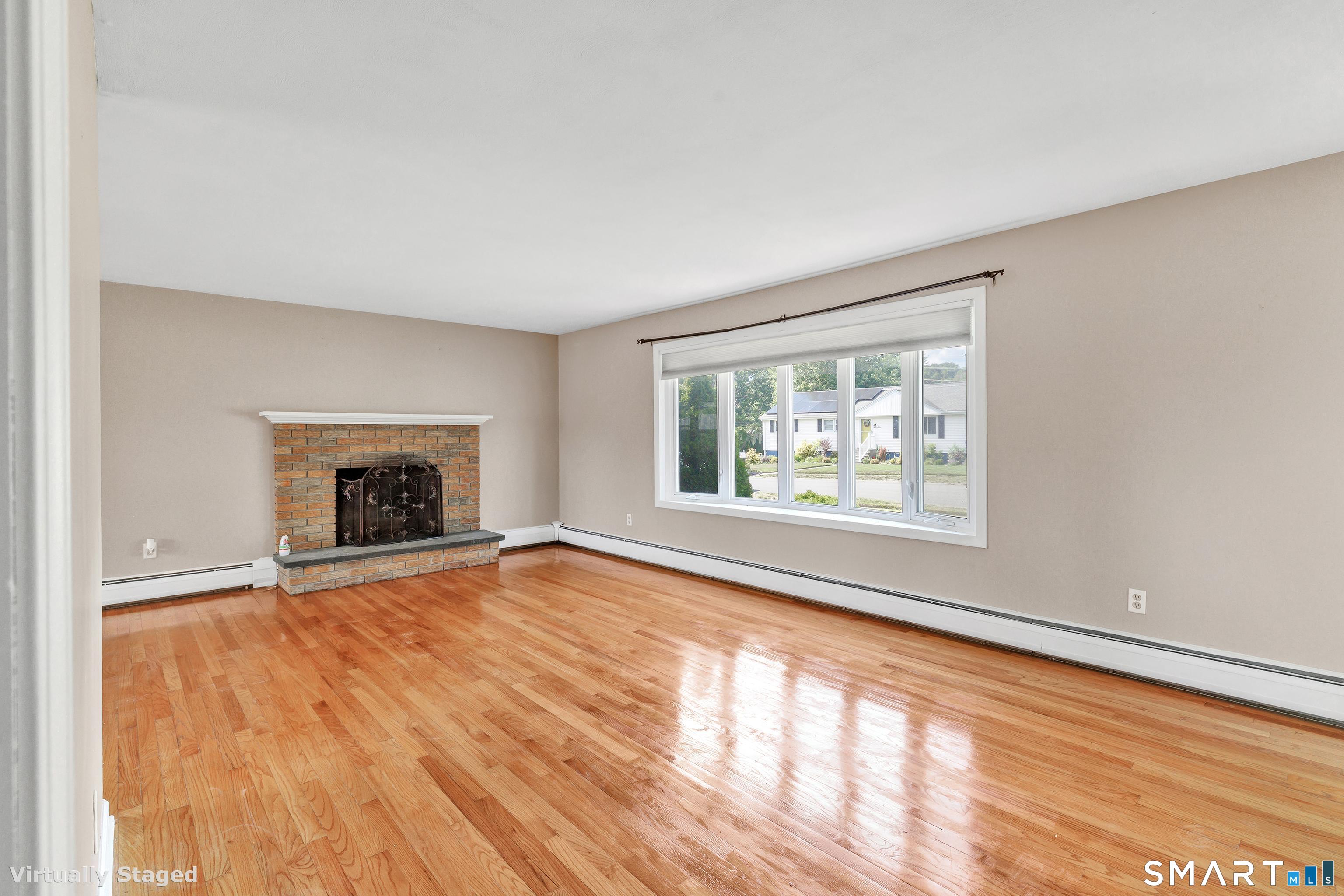 175 Post Oak Road Stratford, CT 06614 - Photo 6 of 33 LIVING ROOM