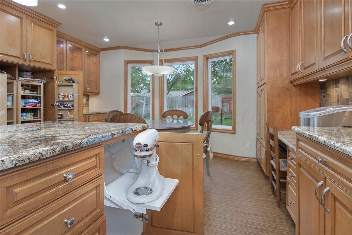 6215 Elmhurst Road Amarillo, TX 79106 - Photo 16 of 33 15-Kitchen 6