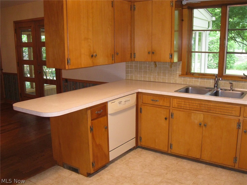 3550 Marsh Road Stow, OH 44224 - Photo 8 of 35 Kitchen breakfast bar.