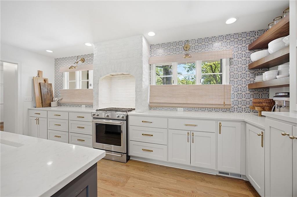 9526 Manor Road Leawood, KS 66206 - Photo 14 of 51