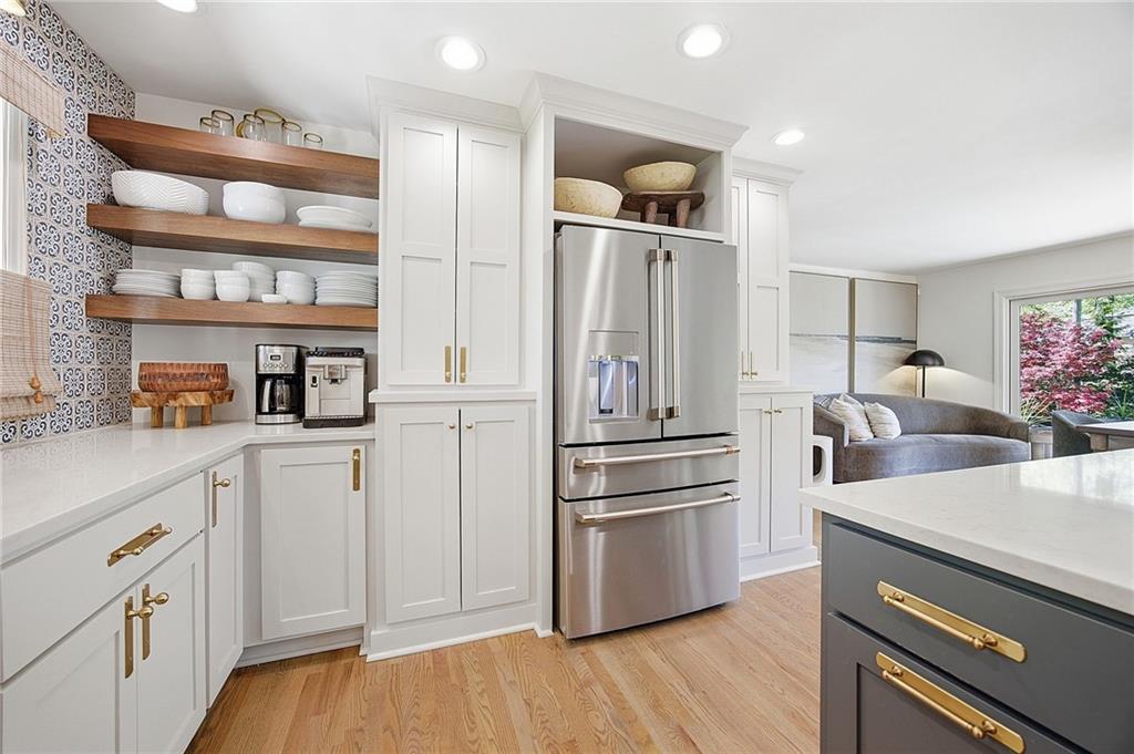 9526 Manor Road Leawood, KS 66206 - Photo 16 of 51