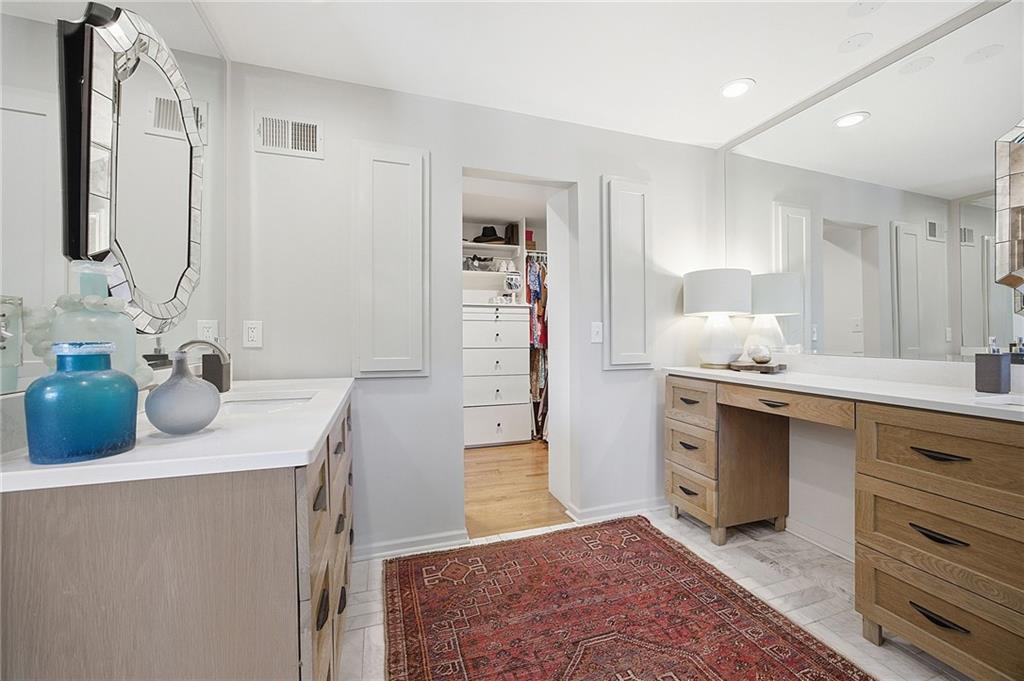 9526 Manor Road Leawood, KS 66206 - Photo 23 of 51