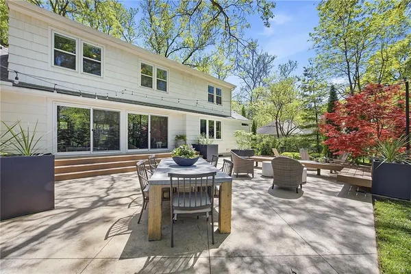 $1,300,000 | 9526 Manor Road, Leawood, KS 66206