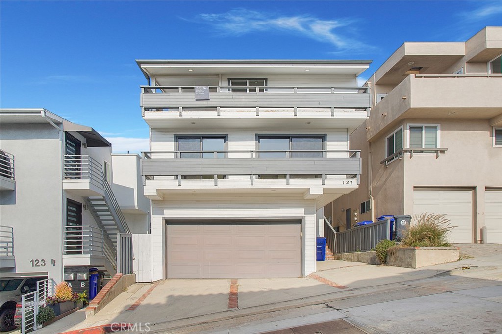 127 40th Street Manhattan Beach, CA 90266 - Photo 25 of 29 a view of a building with a door and a bed