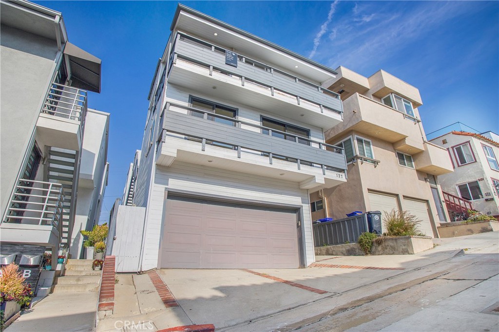 127 40th Street Manhattan Beach, CA 90266 - Photo 28 of 29 front view of a building