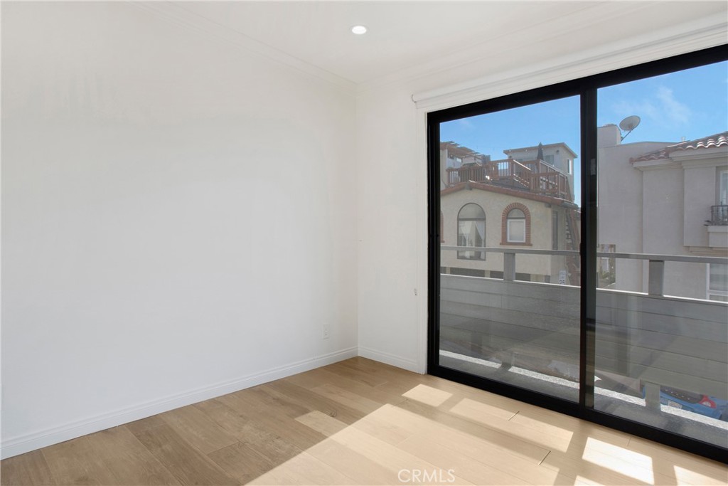 127 40th Street Manhattan Beach, CA 90266 - Photo 6 of 29 a view of an empty room