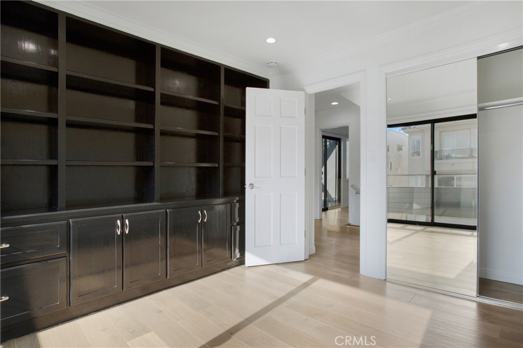 127 40th Street Manhattan Beach, CA 90266 - Photo 8 of 29 a view of a hallway