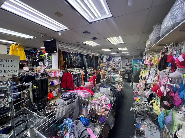 $455,000 | 6513 North Clark Street, Chicago, IL 60626