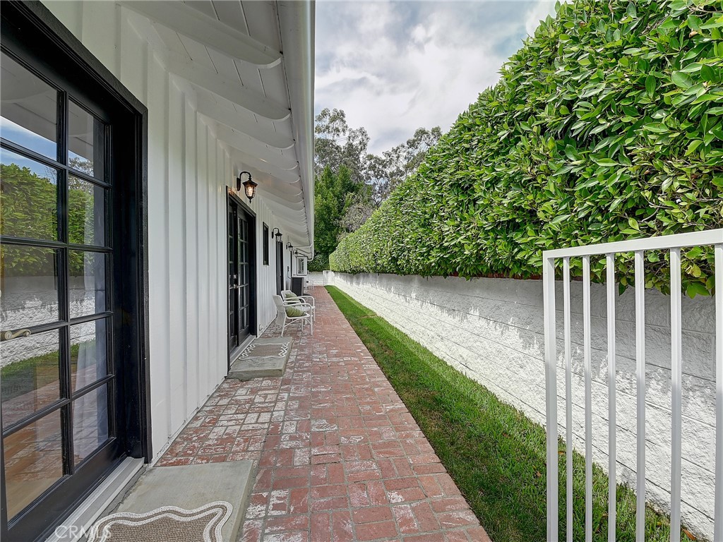 46 Empty Saddle Road Rolling Hills Estates, CA 90274 - Photo 70 of 75 Gated dog walk