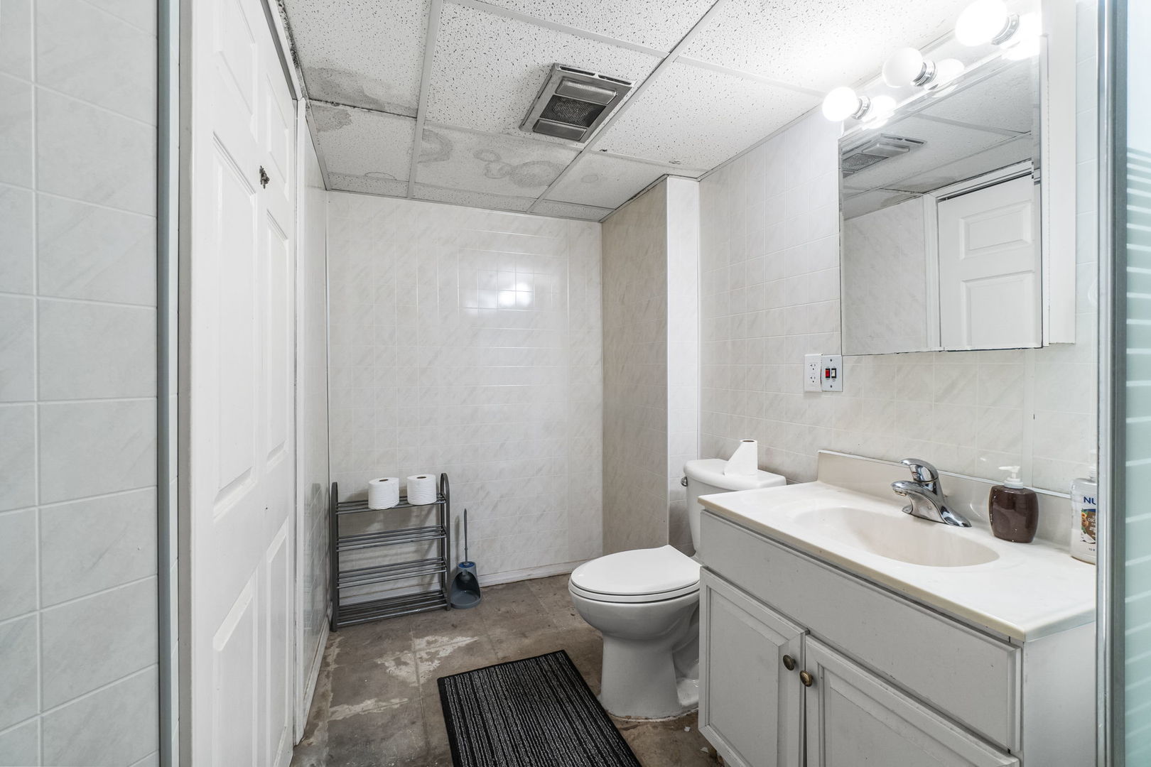 208 South Reed Street Joliet, IL 60436 - Photo 13 of 18 a bathroom with a sink toilet and vanity