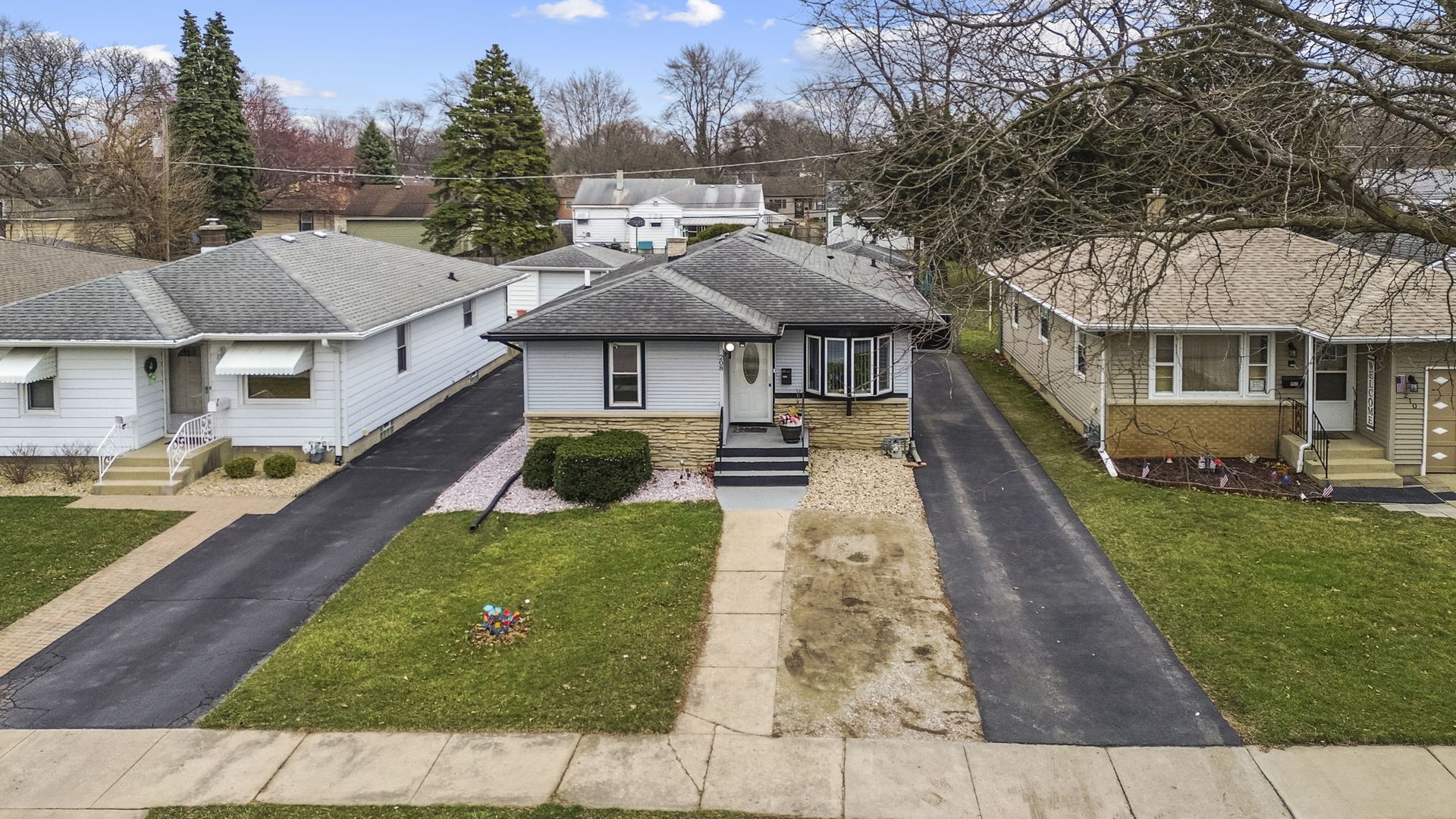 208 South Reed Street Joliet, IL 60436 - Photo 3 of 18 a front view of a house with garden