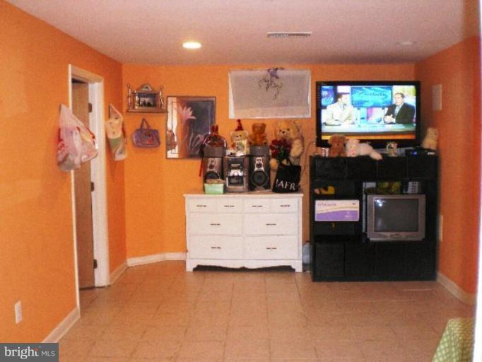 6705 Red Top Road Hyattsville, MD 20783 - Photo 5 of 28 Living Room