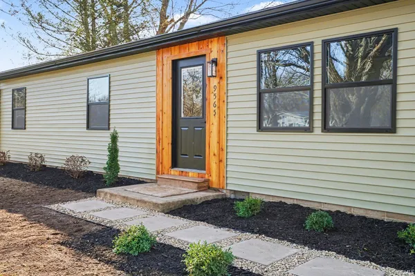 $230,000 | 9565 East Wawasee Lane, Syracuse, IN 46567