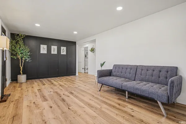 $230,000 | 9565 East Wawasee Lane, Syracuse, IN 46567