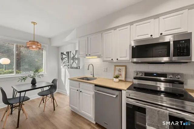 $359,900 | 3 Idlewood, Unit 3, Bethel, CT 06801