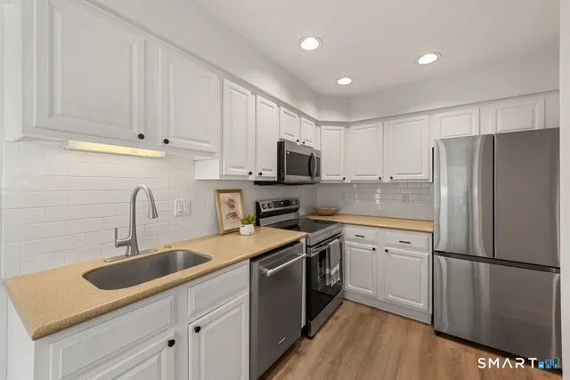 $359,900 | 3 Idlewood, Unit 3, Bethel, CT 06801