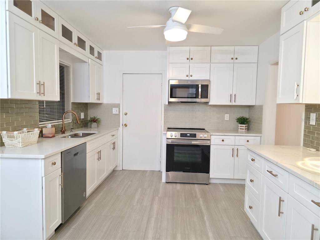 164 Pinewood Avenue Clearwater, FL 33765 - Photo 9 of 54