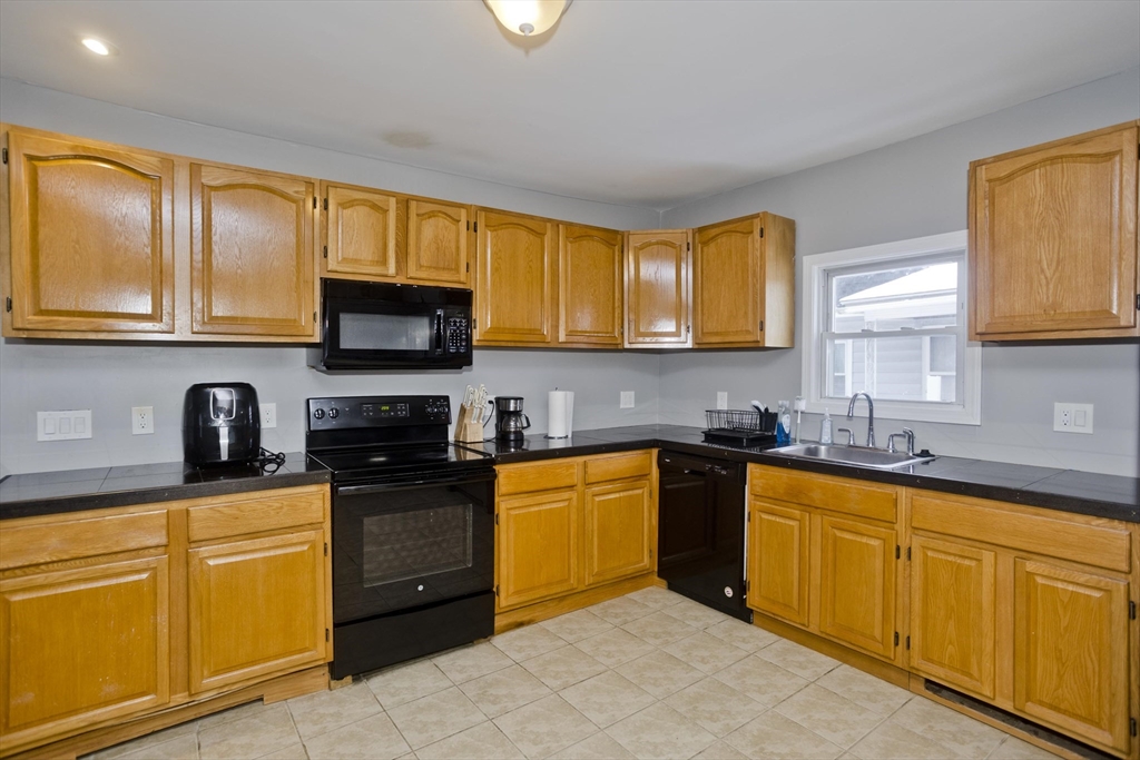 28 Porter Street Springfield, MA 01104 - Photo 13 of 31