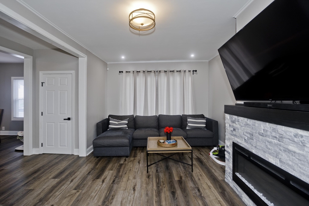 28 Porter Street Springfield, MA 01104 - Photo 4 of 31