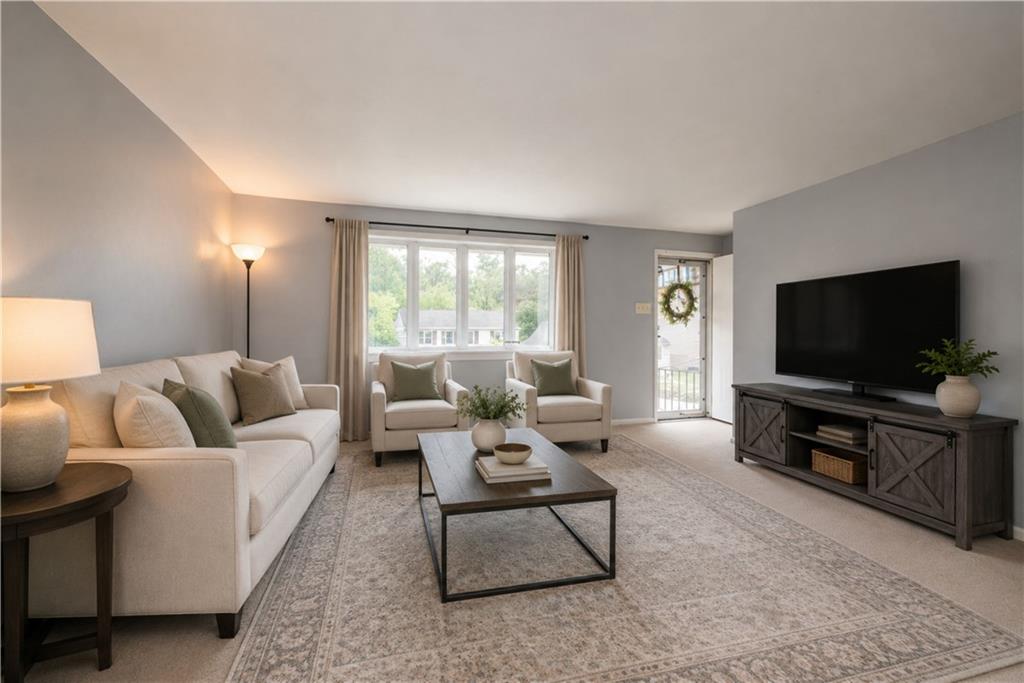 1565 Cathell Road Pittsburgh, PA 15236 - Photo 3 of 27 Living Room