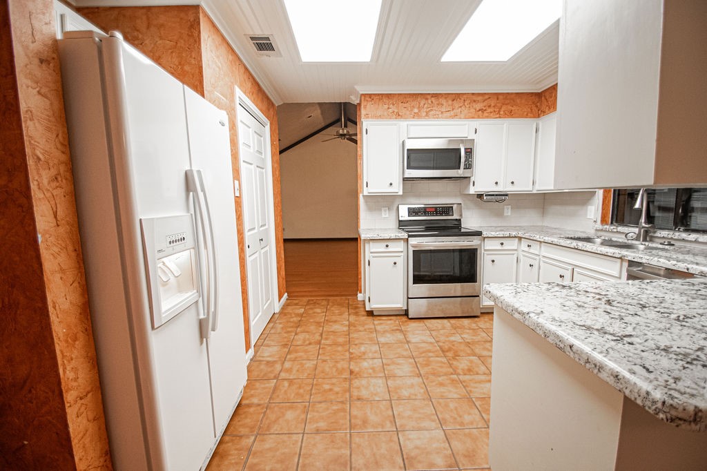 6235 Navajo Trail Beaumont, TX 77708 - Photo 9 of 31