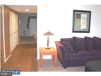 9941 Wingtip Road Philadelphia, PA 19115 - Photo 8 of 11 Living Room