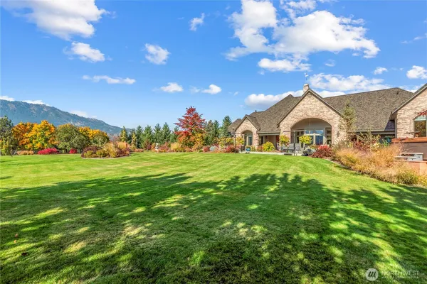 a view of an house with backyard and garden
