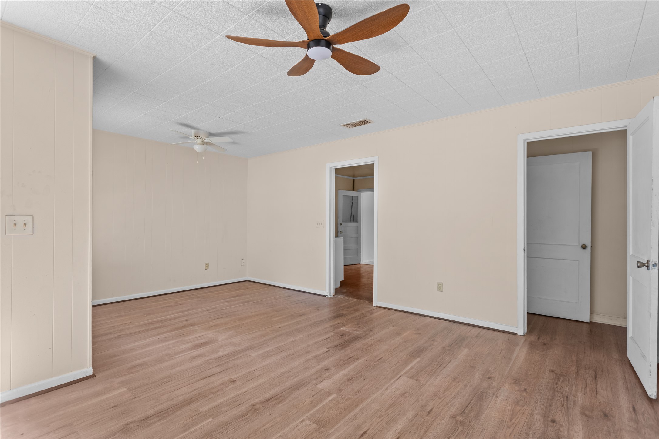 801 Evetts Road Killeen, TX 76541 - Photo 6 of 16 An inviting room features light wood-look flooring and multiple entryways, enhancing its adaptable layout.
