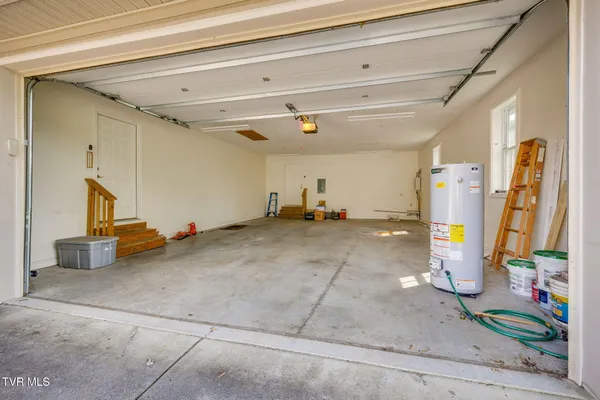 $612,000 | 1031 Hickory View Drive, Morristown, TN 37814