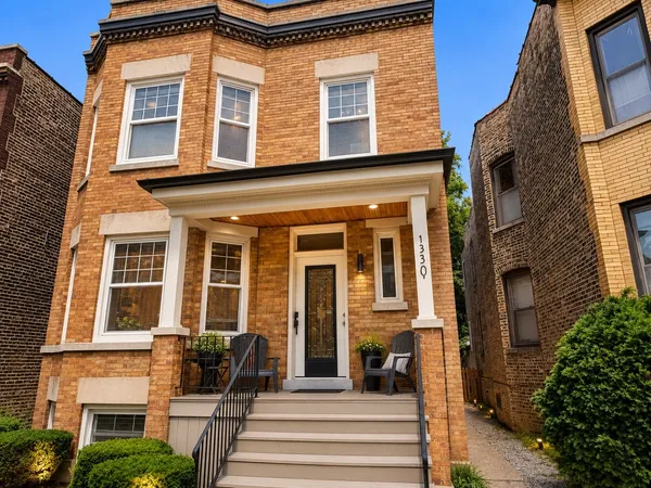 $4,300 | 1330 West Roscoe Street, Unit 2, Chicago, IL 60657