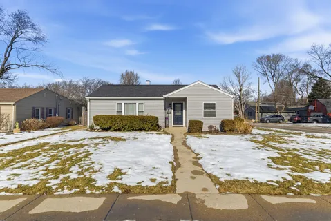 $309,000 | 204 Woodlawn Drive, Mundelein, IL 60060