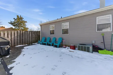 $309,000 | 204 Woodlawn Drive, Mundelein, IL 60060