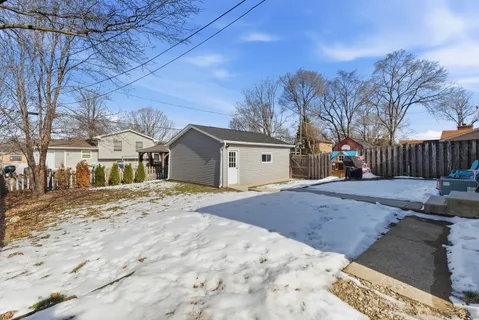 $309,000 | 204 Woodlawn Drive, Mundelein, IL 60060
