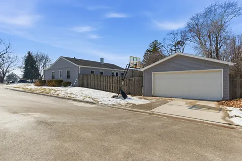 $309,000 | 204 Woodlawn Drive, Mundelein, IL 60060