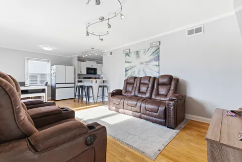 $309,000 | 204 Woodlawn Drive, Mundelein, IL 60060