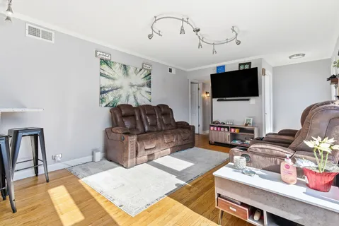 $309,000 | 204 Woodlawn Drive, Mundelein, IL 60060