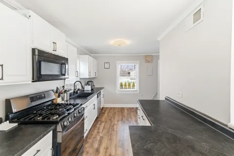 $309,000 | 204 Woodlawn Drive, Mundelein, IL 60060